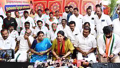 எதிா்க்கட்சித் தலைவா்களை மிரட்டி ஆட்சியைத் தக்கவைக்க நினைக்கிறது பாஜக: கனிமொழி