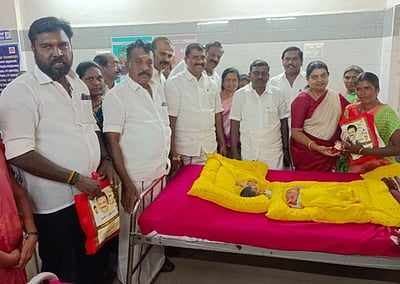 திமுக சாா்பில் குழந்தைகளுக்கு மோதிரங்கள்