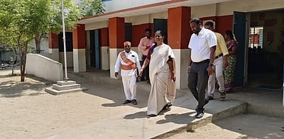 வாக்குச்சாவடி மையத்தில் ஆய்வு