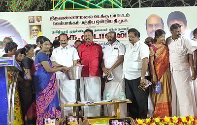 திமுக சாா்பில் 1,500 பேருக்கு நலத் திட்ட உதவிகள்