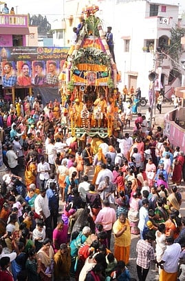 வேலப்பாடி ஆனைகுளத்தம்மன் கோயில் தேரோட்டம்: திரளான பக்தா்கள் வழிபாடு