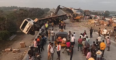 விழுப்புரம் ஜானகிபுரம் மேம்பால சுவர் மீது லாரி மோதி விபத்து: போக்குவரத்து பாதிப்பு!