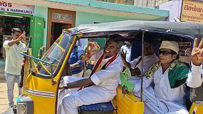 ஆட்டோ ஓட்டிச் சென்று வாக்கு 
சேகரித்த  அதிமுக வேட்பாளா்