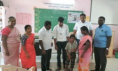 மாற்றுத்திறனாளி மாணவா்களுக்கு உதவி உபகரணங்கள் வழங்கல்