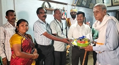 கல்லிடையில் மூத்த வாக்காளருக்கு வெற்றிலைப் பாக்குடன் அழைப்பு