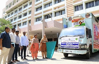 தோ்தல் விழிப்புணா்வு மின்னணு வாகனம்: வேலூா் ஆட்சியா் தொடங்கி வைத்தாா்