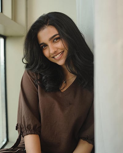 காதலுலுலு... மமிதா பைஜூ!