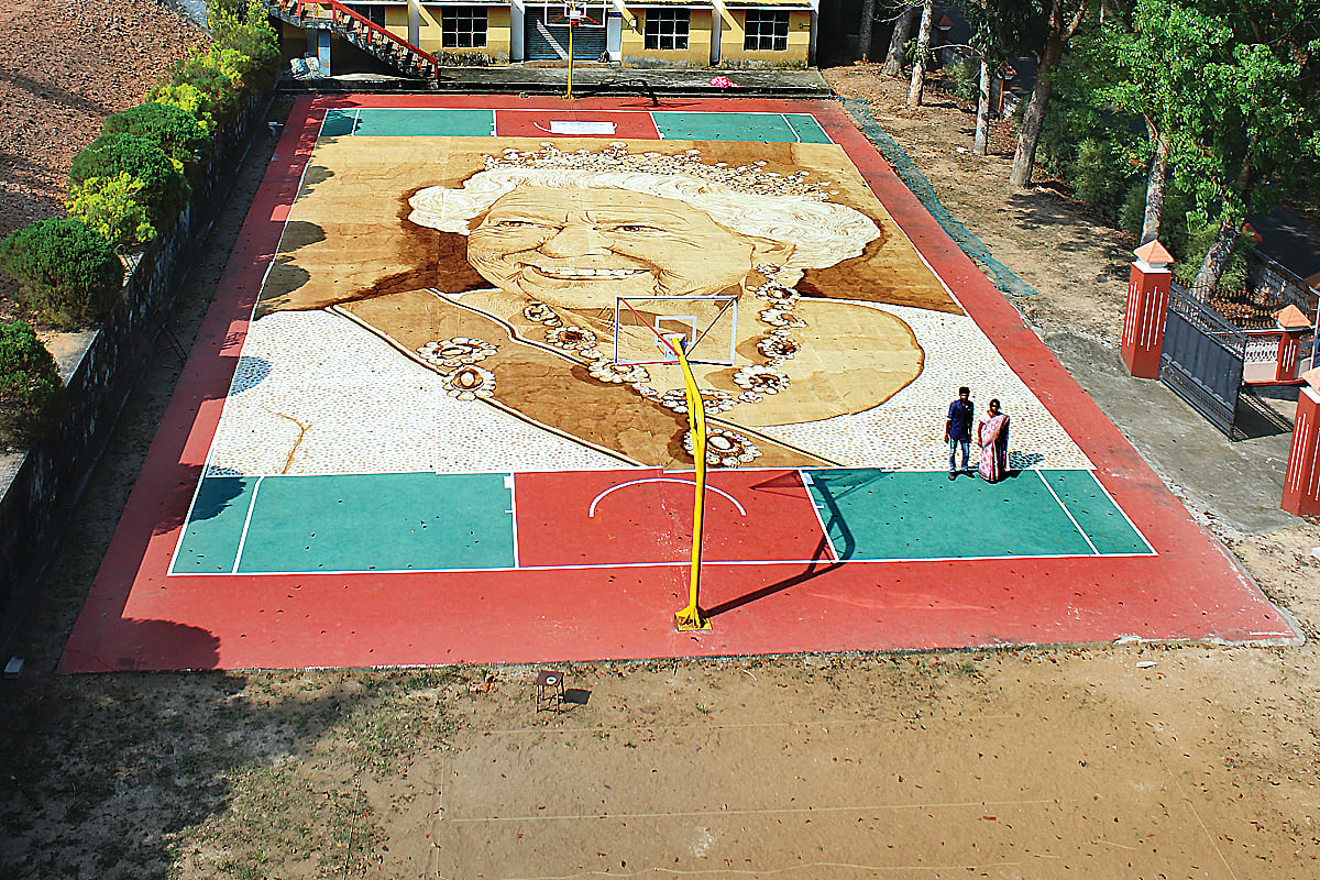 காபி தூளில் சாதனை ஓவியம்!