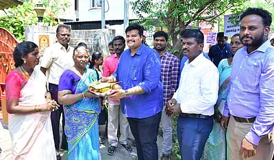 100% வாக்களிக்க வீடு தேடிச் சென்று அழைப்பிதழ்