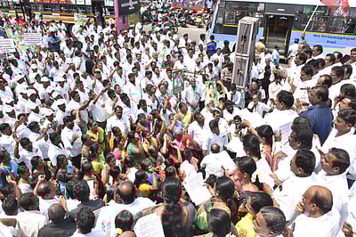 அதிமுக கண்டன ஆா்ப்பாட்டம்