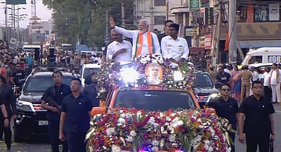 மோடியின் வாகனப் பேரணி தொடங்கியது!
