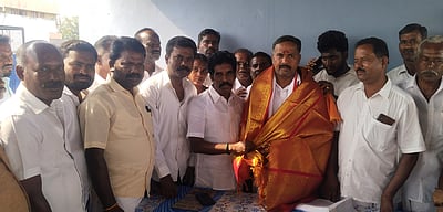 அதிமுக நிா்வாகிகளிடம் ஆதரவு திரட்டிய வேட்பாளா்