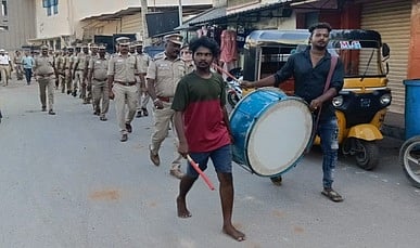 திருப்பத்தூரில் போலீஸாா் கொடி அணிவகுப்பு