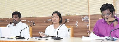 சமயபுரம் மாரியம்மன் கோயில் பூச்சொரிதல் அலுவலா்களுக்கு ஆட்சியா் அறிவுறுத்தல்