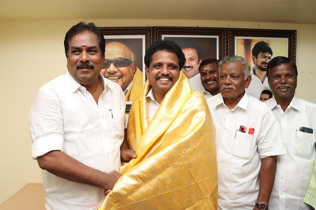 திமுக மதுரை வடக்கு மாவட்டச் செயலாளர் அமைச்சர் பி.மூர்த்தியைச் சந்தித்து வாழ்த்துப் பெற்றார். உடன் சோழவந்தான் சட்டமன்ற உறுப்பினர் ஆ.வெங்கடேசன்.