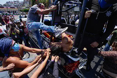 குழந்தை கடத்தல்: சந்தேகத்துக்குரிய பெண்ணை சரமாரியாக தாக்கிய மக்கள்!