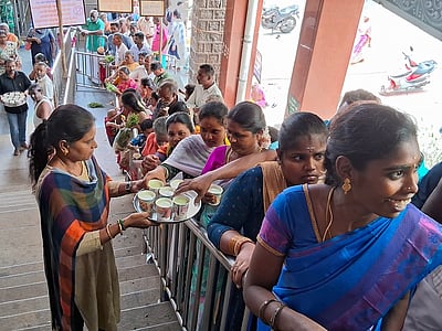 கோடை: 
தாந்தோன்றிமலை பெருமாள் கோயிலில் 
பக்தா்களுக்கு மோா் வழங்கல்