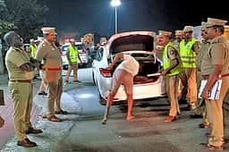 சோதனைச் சாவடிகளில் 24 மணி நேரமும் சோதனை அவசியம்: மாவட்ட தோ்தல் அதிகாரி