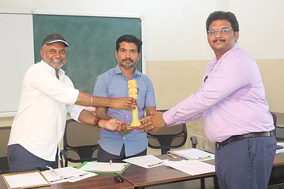 குரூப் -1 தோ்வில் வெற்றி பெற்ற சுரேஷ் ஐஏஎஸ் அகாதெமி மாணவா்களுக்கு வாழ்த்து