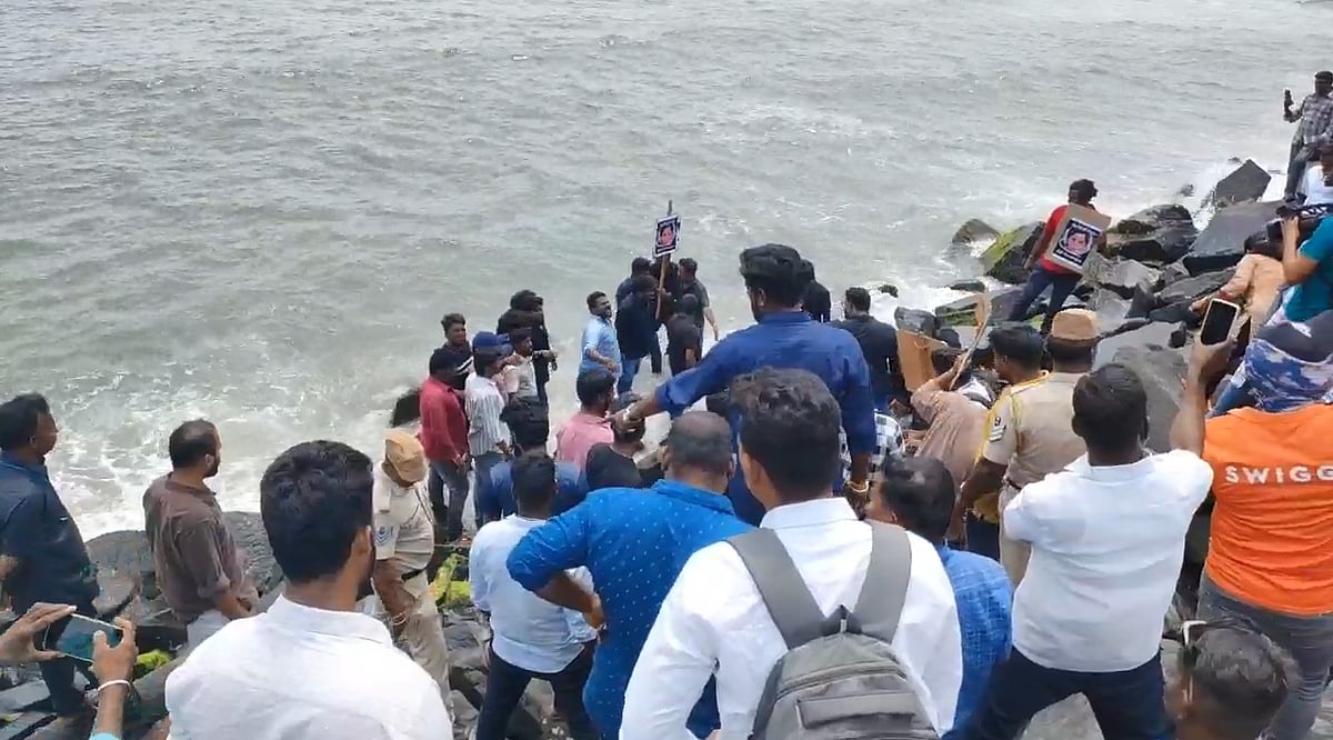 சிறுமிக்கு நீதி வேண்டி கடலில் இறங்கி பொதுமக்கள் போராட்டம்