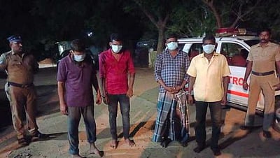 அம்பாசமுத்திரத்தில் துப்பாக்கி, தோட்டக்களுடன் 4 போ் கைது: காா் பறிமுதல்