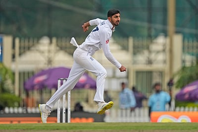 ஆஸி. வீரரை பார்த்து சோயப் பஷீர் பந்துவீச கற்றுக்கொள்ள வேண்டும்: முன்னாள் இங்கிலாந்து வீரர்