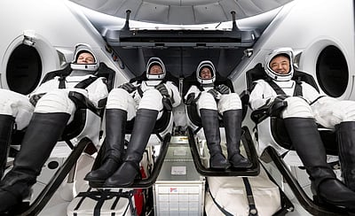 ஆறு மாத விண்வெளி பயணம்: பூமி திரும்பிய வீரர்கள்!