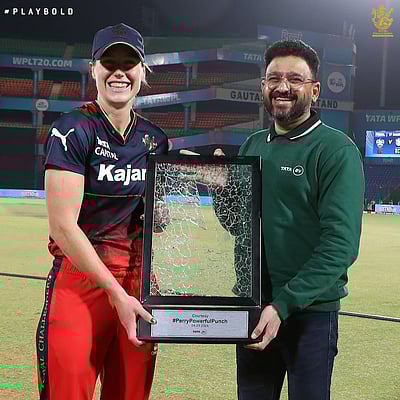 ஆர்சிபி வீராங்கனைக்கு 'நொறுங்கிய கண்ணாடி'யைப் பரிசளித்த டாடா! 