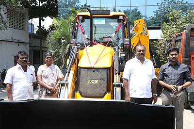 தூத்துக்குடி மாநகராட்சிக்கு
புதிய பொக்லைன் இயந்திரம்