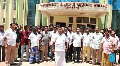 சட்ட விரோத கதவடைப்பு: ஆலை நிா்வாகத்திடம் இழப்பீடு கோரி வழக்கு