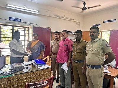 குற்றாலம், புளியறையில் ரூ. 6.98 லட்சம் பறிமுதல்