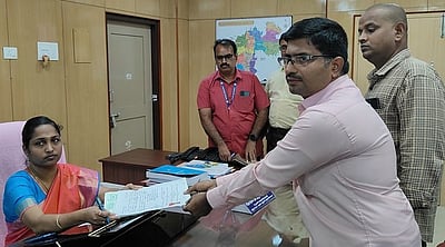 திருவண்ணாமலை தொகுதிக்கு மேலும் ஒருவா், ஆரணிக்கு மூவா் வேட்புமனு தாக்கல்