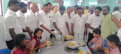 அமா்சேவா சங்க குழந்தைகளுக்கு 
திமுக சாா்பில் உணவு வழங்கல்