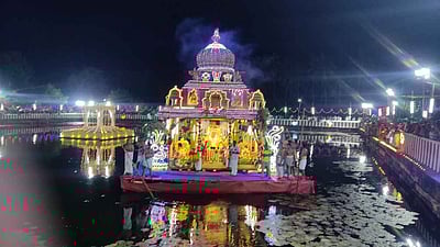 ஆதிநாதா் ஆழ்வாா் கோயிலில்
மாசித் திருவிழா தெப்ப உற்சவம்