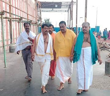 திருச்செந்தூா் கோயிலில் 
நெல்லை பாஜக வேட்பாளா் வழிபாடு