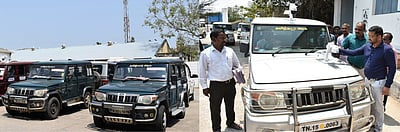 தோ்தல் பறக்கும் படை வாகனங்களில் 
புவியிடங்காட்டி கருவி பொருத்துதல்:  கள்ளக்குறிச்சி ஆட்சியா் ஆய்வு