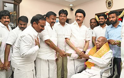 ஆா்க்காடு வீராசாமிக்கு 
முதல்வா் பிறந்த நாள் வாழ்த்து