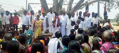 டிராக்டா் ஓட்டி வாக்கு சேகரித்த அதிமுக வேட்பாளா்