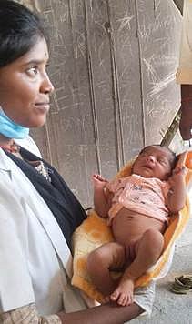 சாலையில் கிடந்த பச்சிளம் பெண் குழந்தை மீட்பு