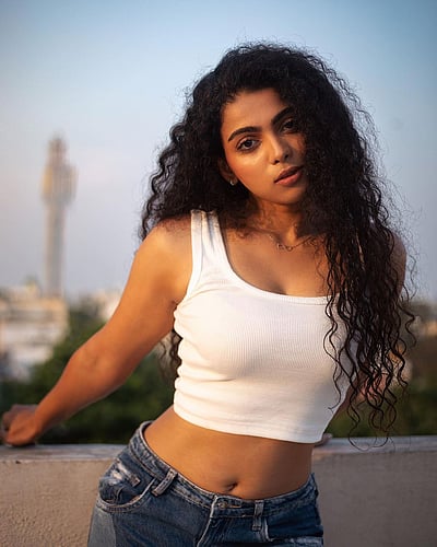 பதைபதைக்க வைக்கும்... பாடினி குமார்!