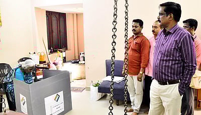 ஆம்பூரில் தபால் வாக்குப் பதிவு:  மாவட்ட ஆட்சியா் ஆய்வு