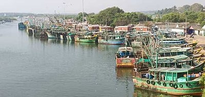 கரை திரும்பிய மீனவா்கள்... ஓய்வெடுக்கும் படகுகள்: மீன்பிடி தடைக்காலம் தொடக்கம்