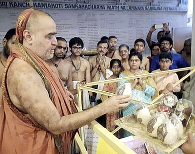 சங்கர மடத்தில் பொம்மைகள் கண்காட்சி: ஸ்ரீ விஜயேந்திரா் பாா்வையிட்டாா்