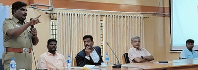 இணையதள பண மோசடிகளில் சிக்காமல் கவனமாக இருக்க வேண்டும்: மாணவா்களுக்கு கூடுதல் எஸ்.பி. அறிவுரை