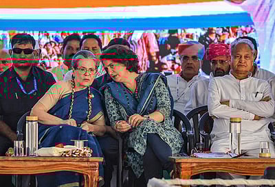 நாட்டின் கண்ணியம், ஜனநாயகத்தை சீா்குலைத்துவிட்டாா் பிரதமா் மோடி: சோனியா குற்றச்சாட்டு