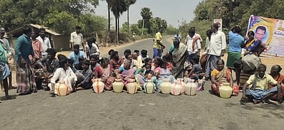 குடிநீா் கேட்டு கிராம மக்கள் சாலை மறியல்