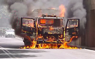 லக்னௌவில் பெண் கைதிகளுடன் சென்ற வேனில் பற்றிய தீ