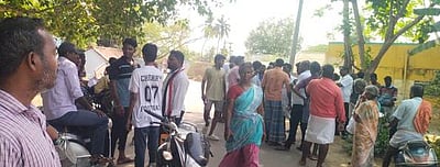 வாக்குச்சாவடி மையத்தை மாற்றக் கோரி சாலை மறியல்