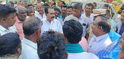 மின்தடை: சாலை மறியலில் ஈடுபட திரண்ட விவசாயிகள்
அதிகாரிகள் சமரசம்