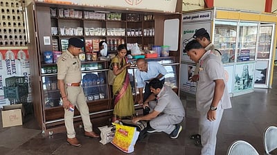 திருவாரூா் ரயில் நிலையத்தில் 
வெடிகுண்டு கண்டறியும் குழுவினா் சோதனை